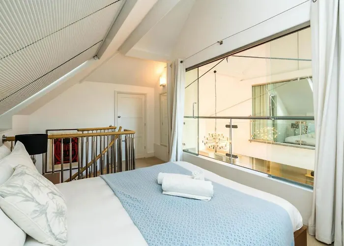 Unique 2 Bedroom Converted Artists Studio