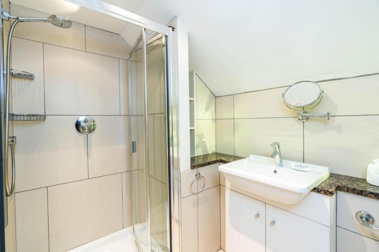 Unique 2 Bedroom Converted Artists Studio * Londres